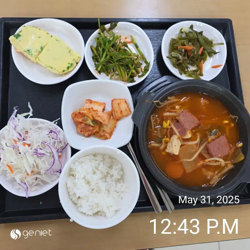 점심은 직원 식당에서 부대찌개