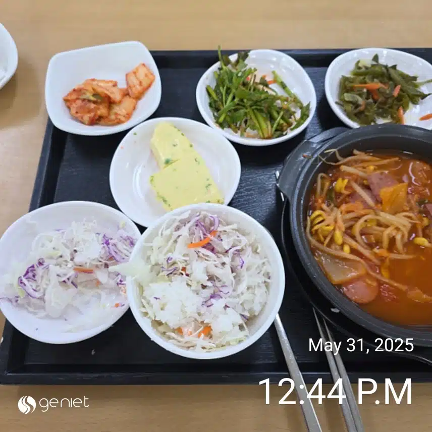 점심은 직원 식당에서 부대찌개