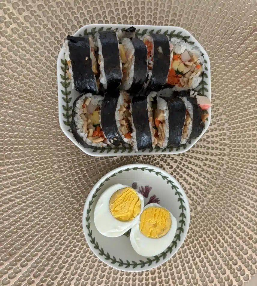 아침은 냉동김밥 계란