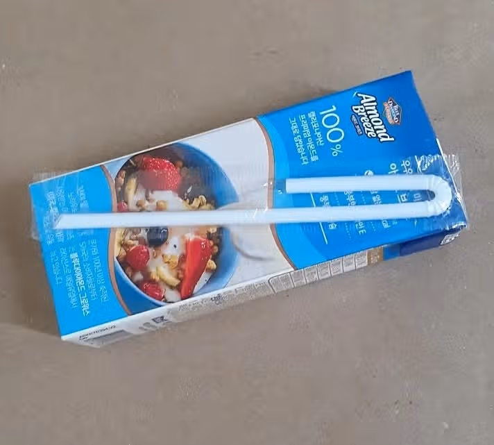 달지 않은 아몬드음료