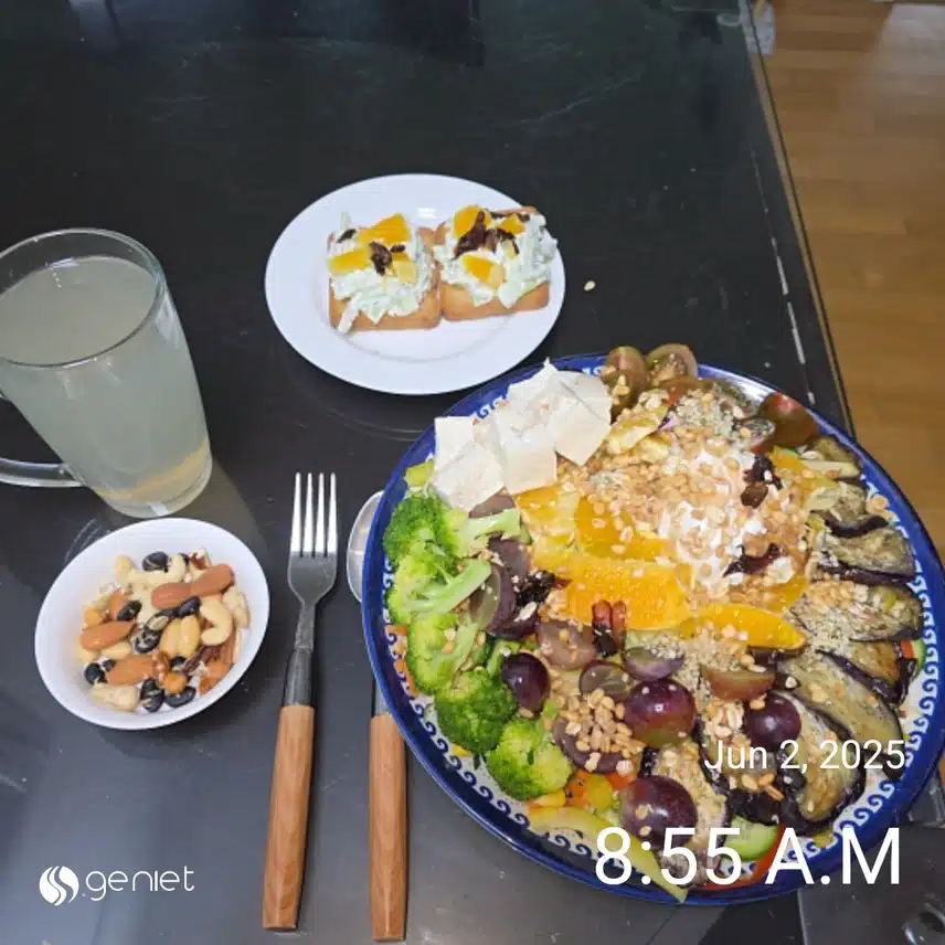 아침은 기본 식단(두부가지 야채과일 샐러드)