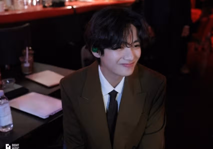 뷔의 전역과 데뷔 12주년을 축하하는 팬들의 다양한 서포트 