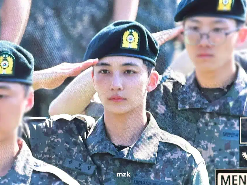 Foto wisuda Jeonghan Seventeen hari ini