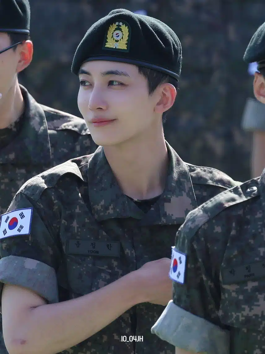 Foto wisuda Jeonghan Seventeen hari ini