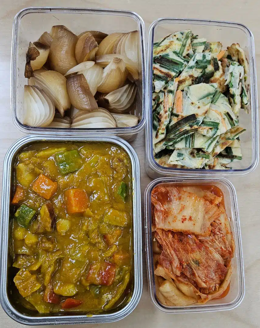 점심 반찬 챙겨서 함께하네요. 🍛 🧅