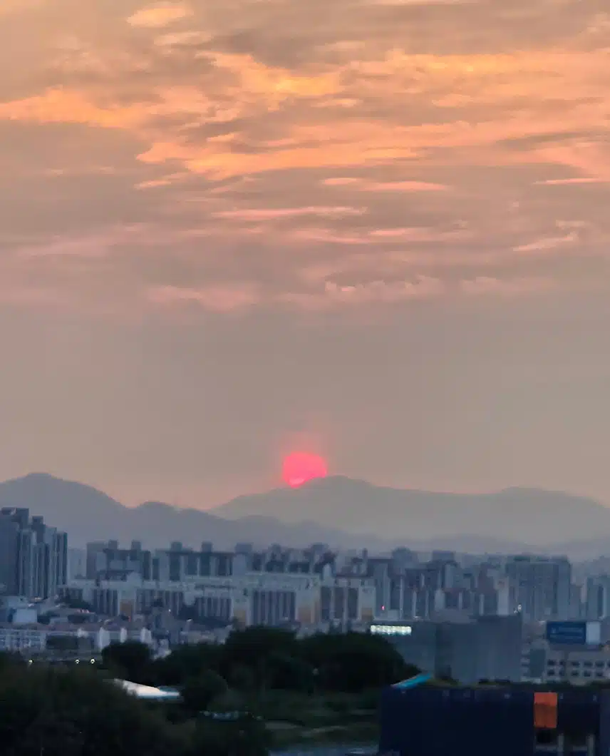 붉은 석양을 걸었어요. 🟧🟥