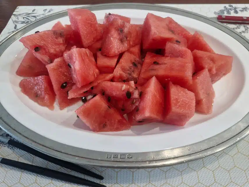수박을 산처럼 쌓았죠..