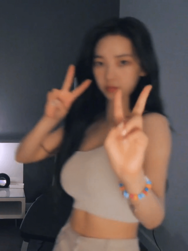 女子组合 Celestial Karina VS Yuna