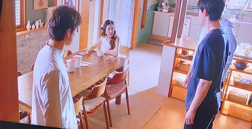 아침밥은 컵라면이라고 먹으라는 광숙이엄마