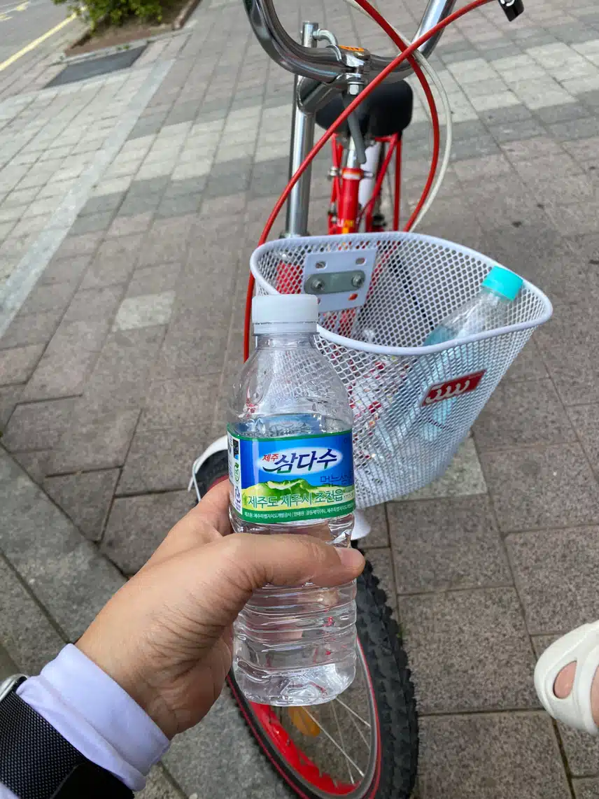 ㅡ자전거타고 동내산책후~~삼다수한모금^^