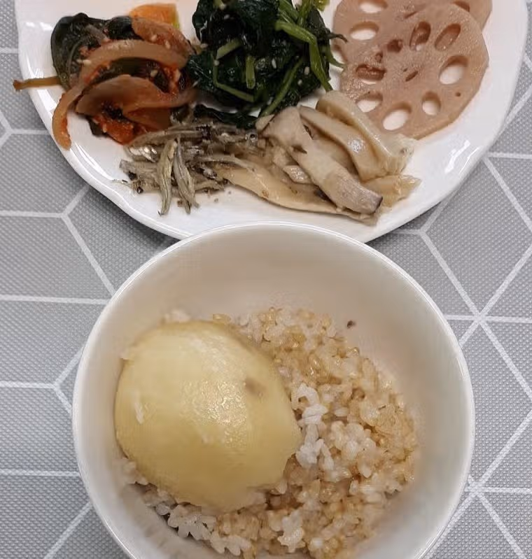 밥 반공기와 감자
