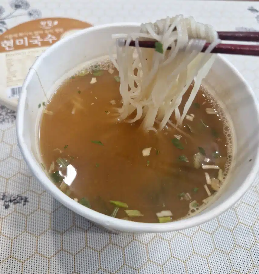 현미 컵국수로 저녁 해결해요..