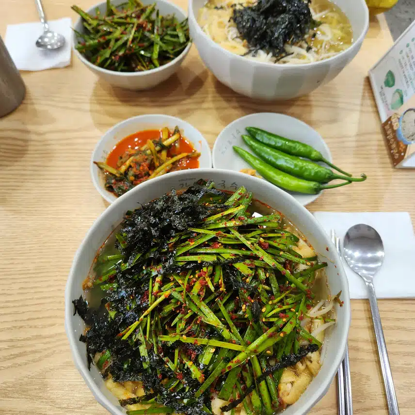 처음보는 메뉴. 부추 국수