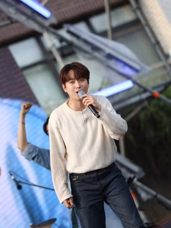 찬원님 오피셜 계정에 방판뮤직 비하인드 사진 올라왔어요