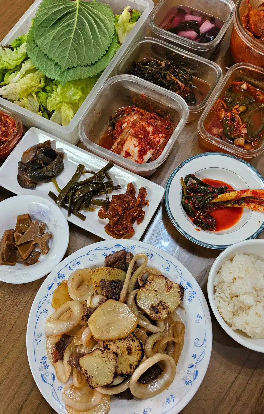 소소한 집밥 한 상으로 차려주네요.