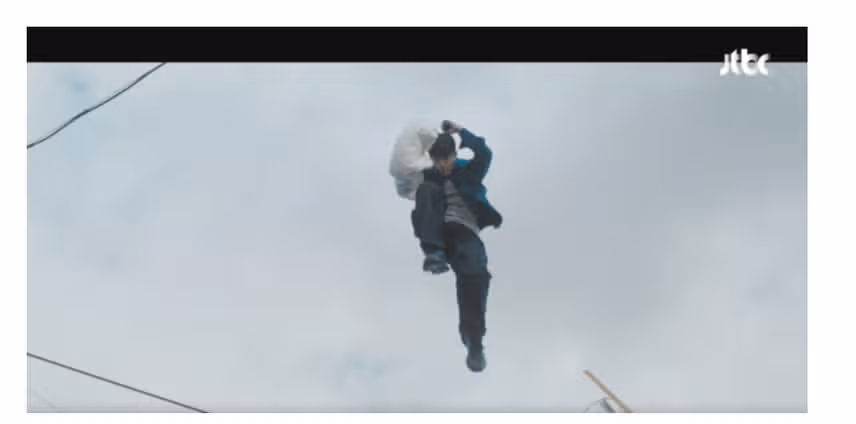 차 위로 떨어지는 액션까지 완벽