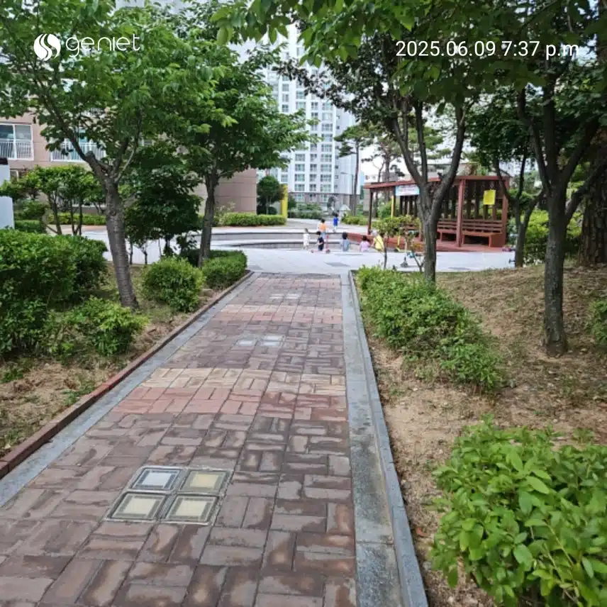 붉은 노을빛 산책길 웃음소리가 끝없네요.