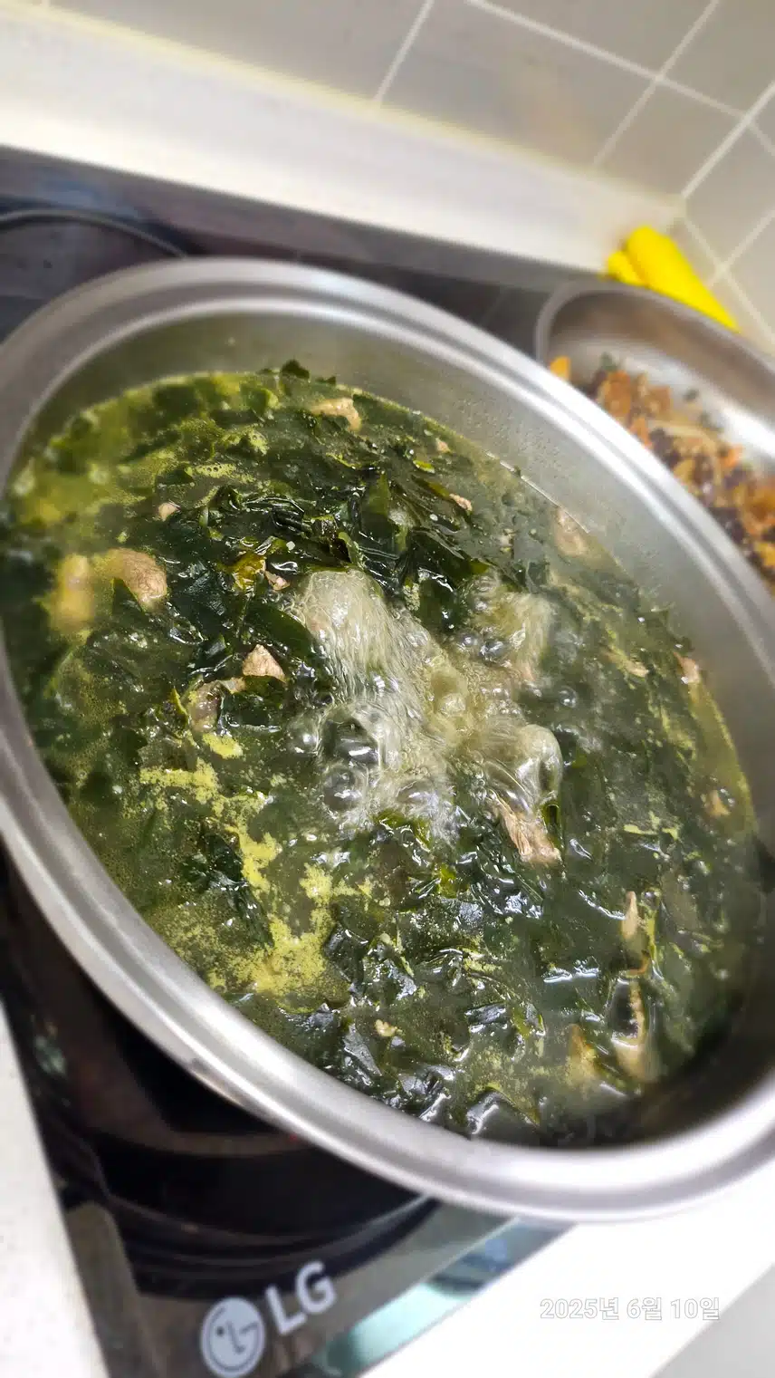 아침밥상-소고기미역국