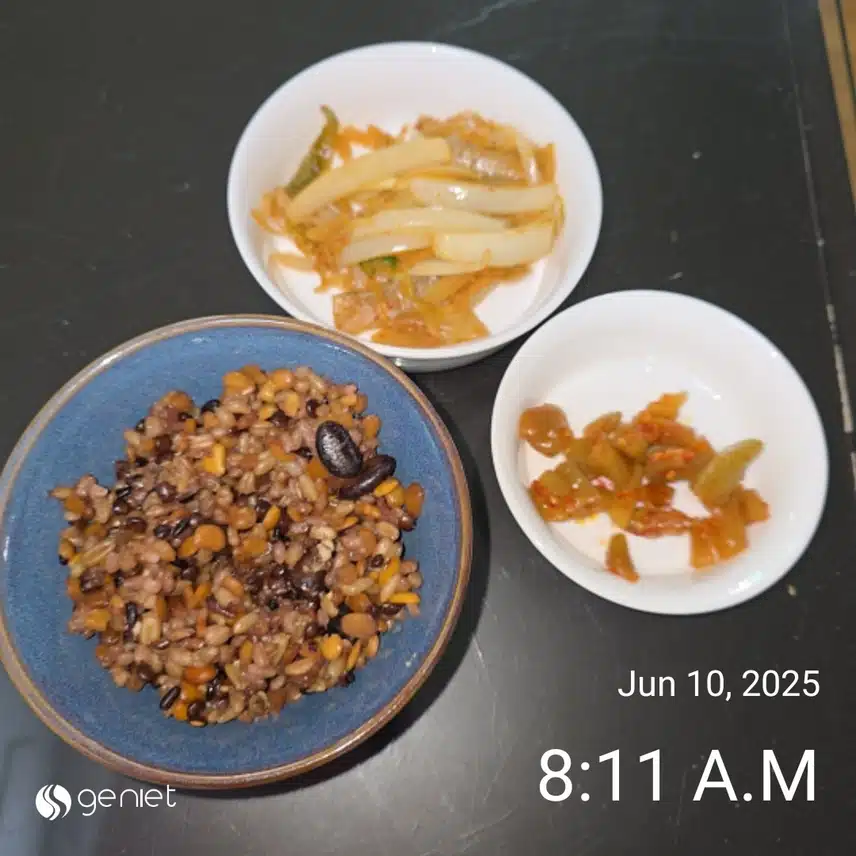 아침은 두부 야채 과일 샐러드와 잡곡밥과 반찬
