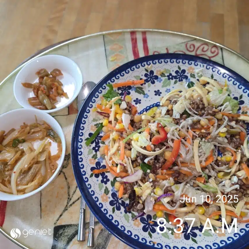아침은 두부 야채 과일 샐러드와 잡곡밥과 반찬