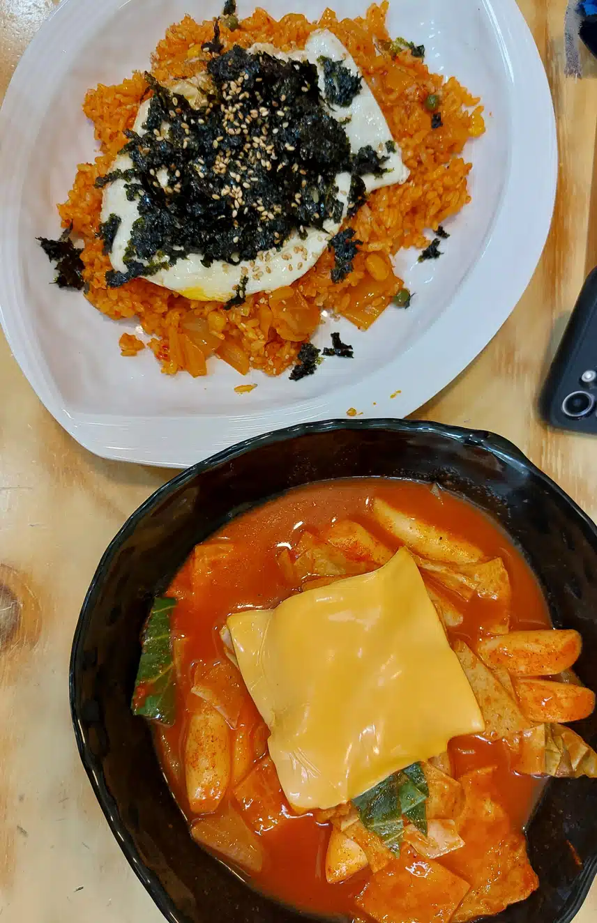 김치볶음밥과 치즈 떡볶이 