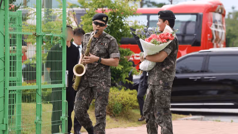 RM과 뷔가 전역 한 날이네요. 진짜 그날이 오긴 했네요.