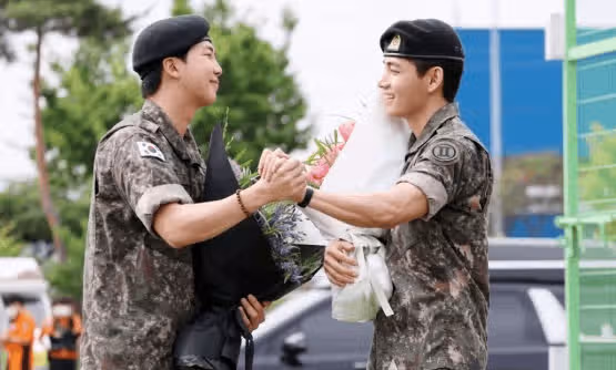 그룹 활동을 최우선으로 하는 듯 한 모습이 보기 좋네요.