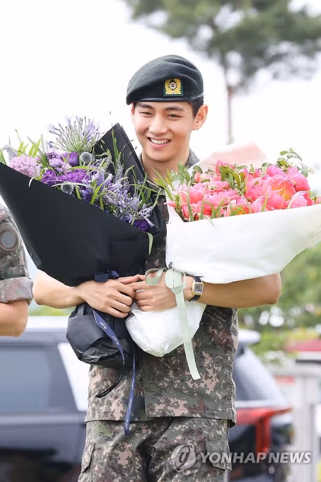 드디어 방탄 뷔가 우리 곁으로 돌아왔네요 