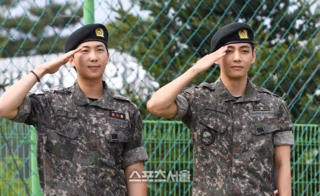 완전체 방탄소년단이 온다! RM과 뷔, 전역 생생 현장 