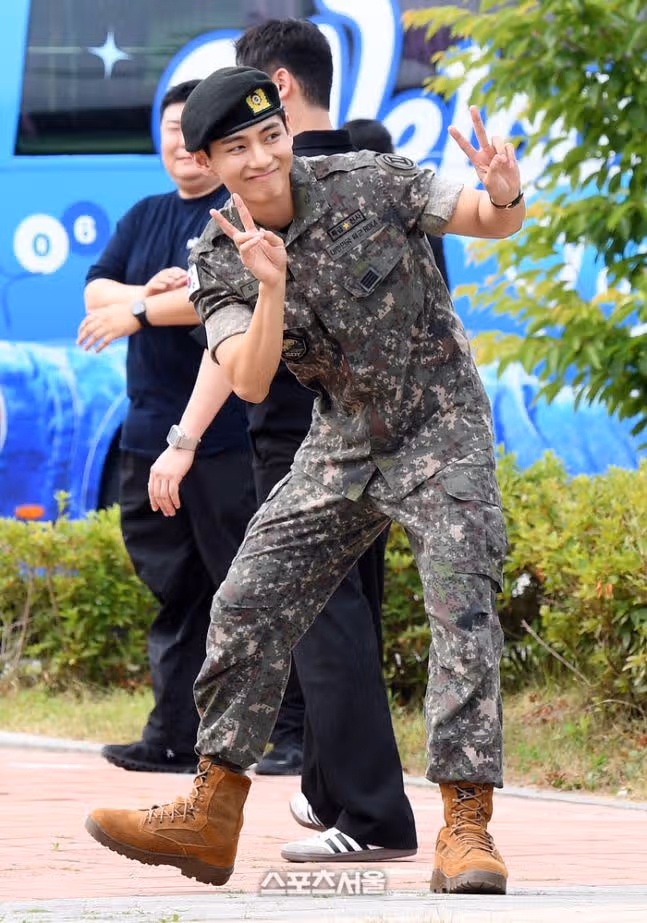 완전체 방탄소년단이 온다! RM과 뷔, 전역 생생 현장 