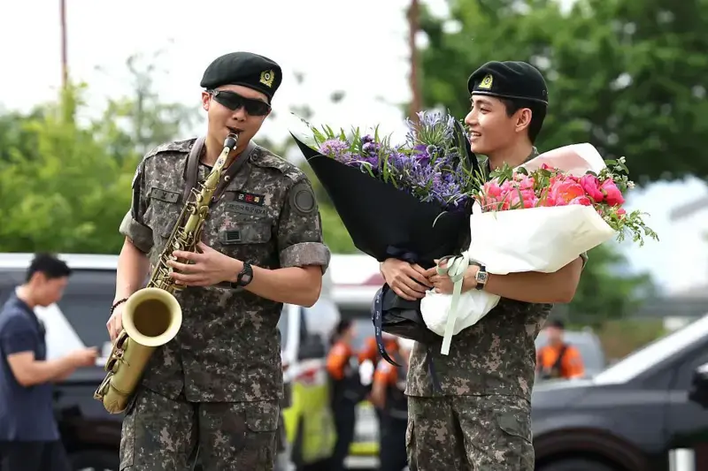완전체 방탄소년단이 온다! RM과 뷔, 전역 생생 현장 