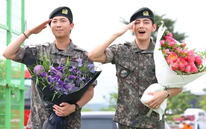 오늘 방탄소년단 남준님과 뷔님 전역 사진