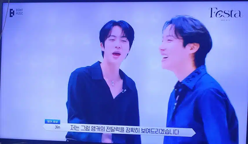 방탄소년단 진과 제이홉이 BTS 페스타 홍보를 위하여 MC 뽑는다는 소식을 처합니다
