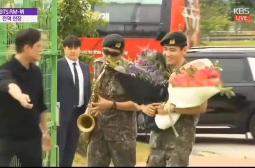 뷔 전역하는 모습도 너무 재미있네요