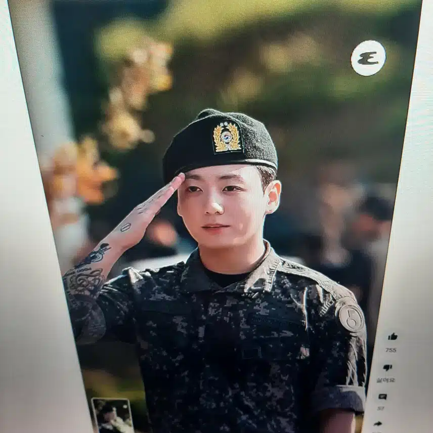 군복이 넘 잘 어울리는 정국님 추카추카