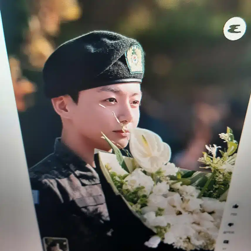 군복이 넘 잘 어울리는 정국님 추카추카
