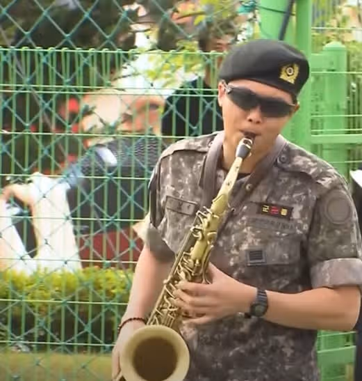 알엠님 색소폰 연주하시는거 보았어요