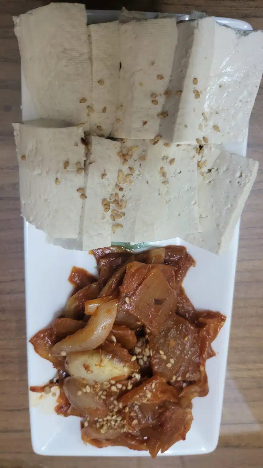   두부랑 묵은지 볶음이네요.