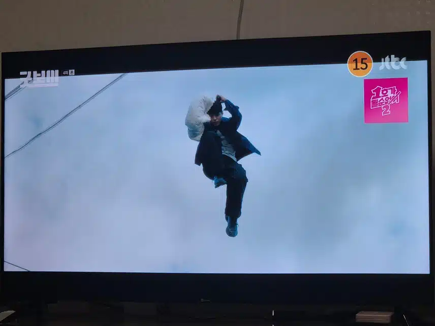 몸을 날려 결국 민주영을 잡은 윤동주 나이스!