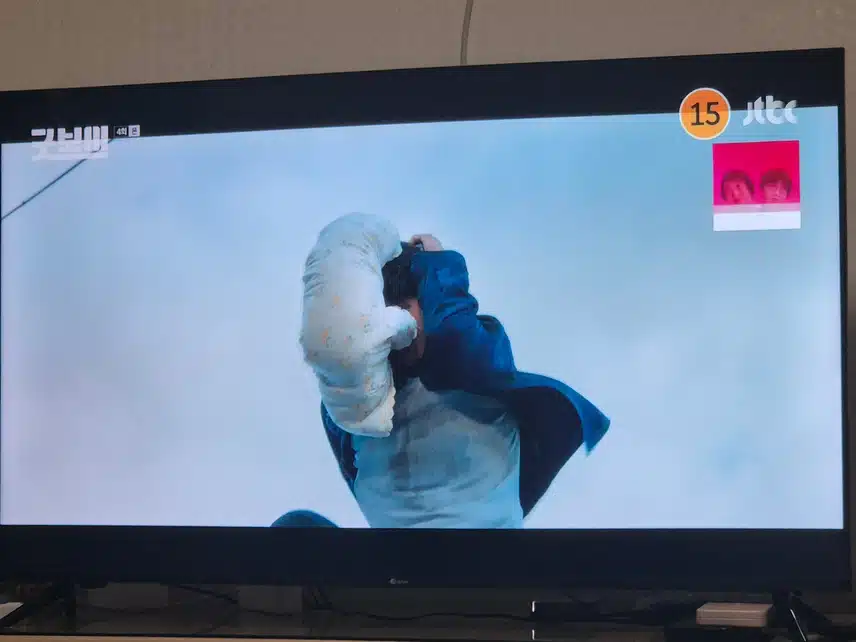 몸을 날려 결국 민주영을 잡은 윤동주 나이스!