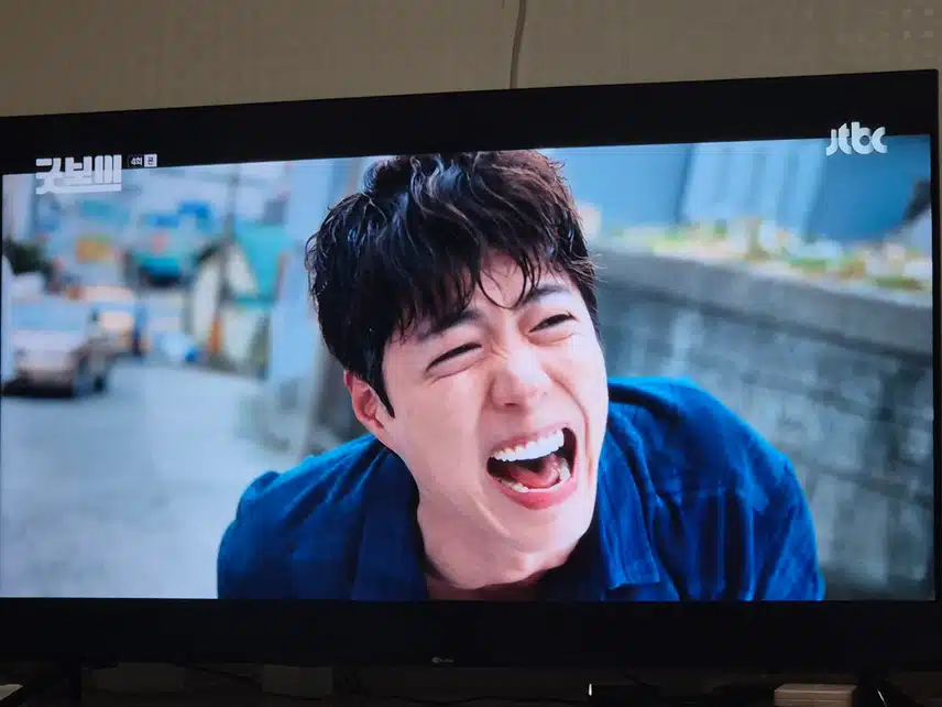 몸을 날려 결국 민주영을 잡은 윤동주 나이스!