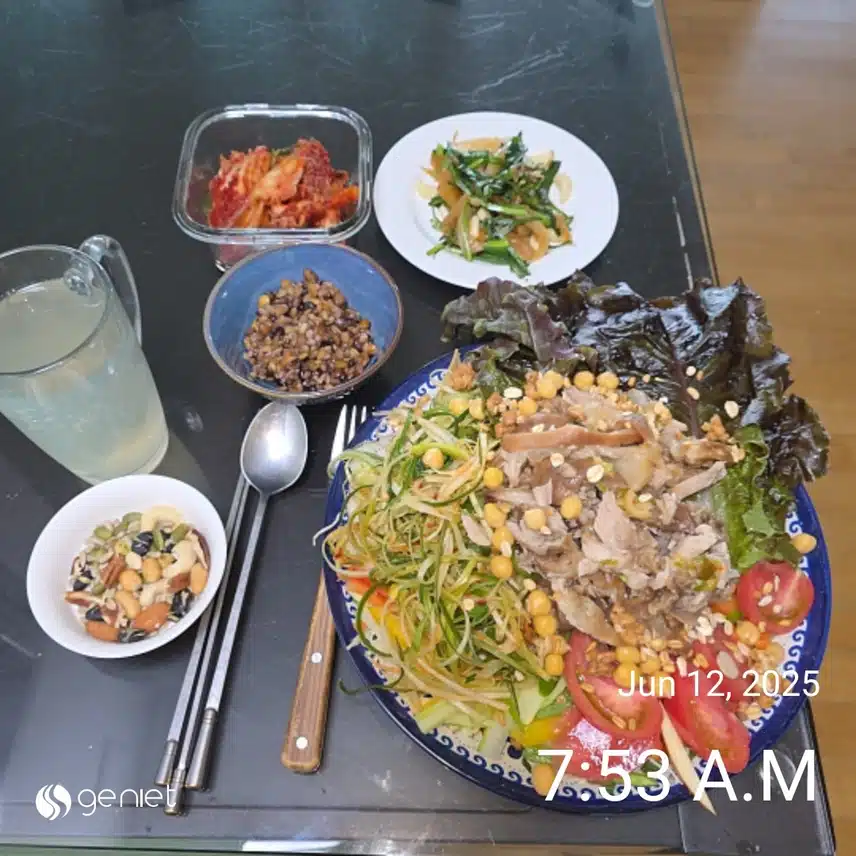 아침 족발넣은 샐러드와 잡곡밥