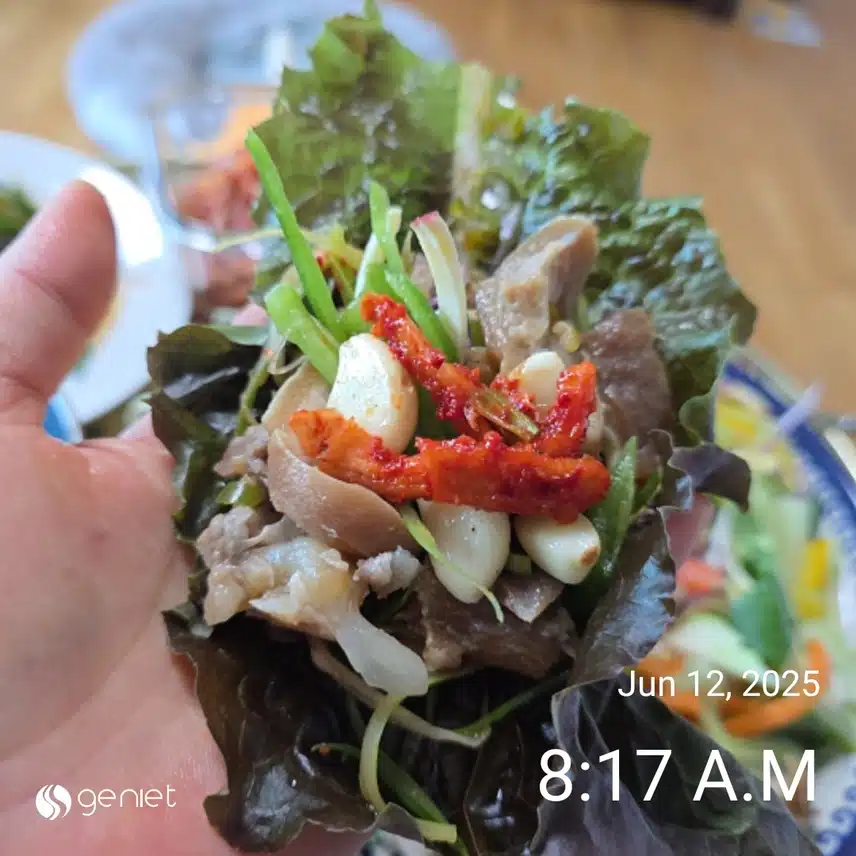 아침 족발넣은 샐러드와 잡곡밥