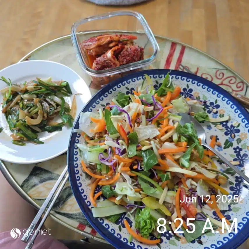 아침 족발넣은 샐러드와 잡곡밥