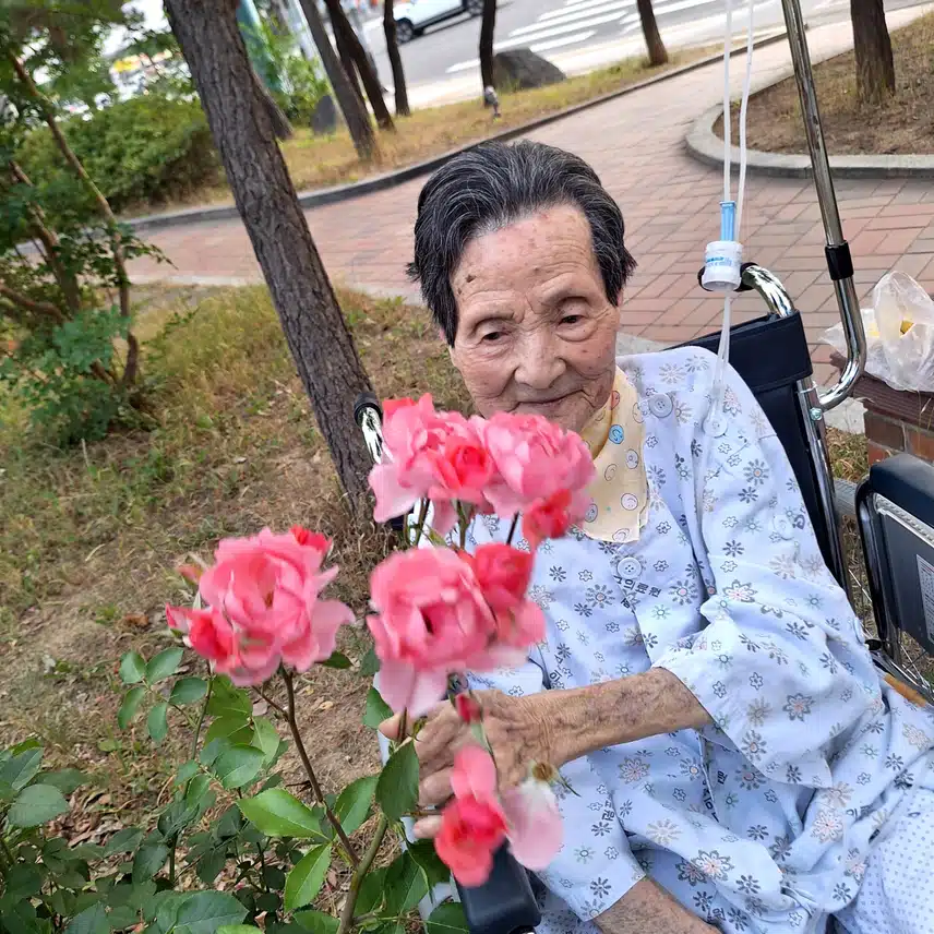 요양원에계시다 병원에 어머님연세가 93세..급하게입원,간병하고있어요.