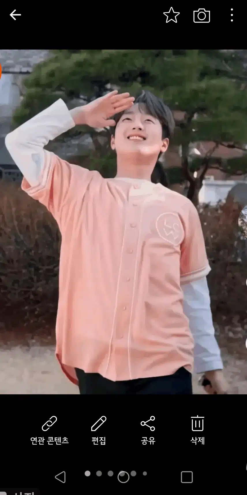 팬덤 찬스 티셔츠 입고 멋진 포즈로 찰칵