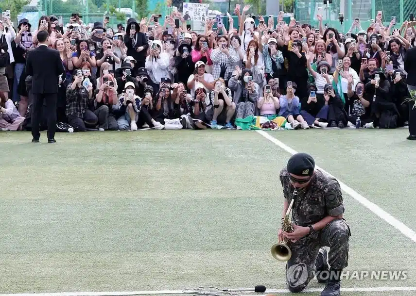 알엠 색소폰 부는거 왜이렇게 웃긴가요 ㅋㅋ