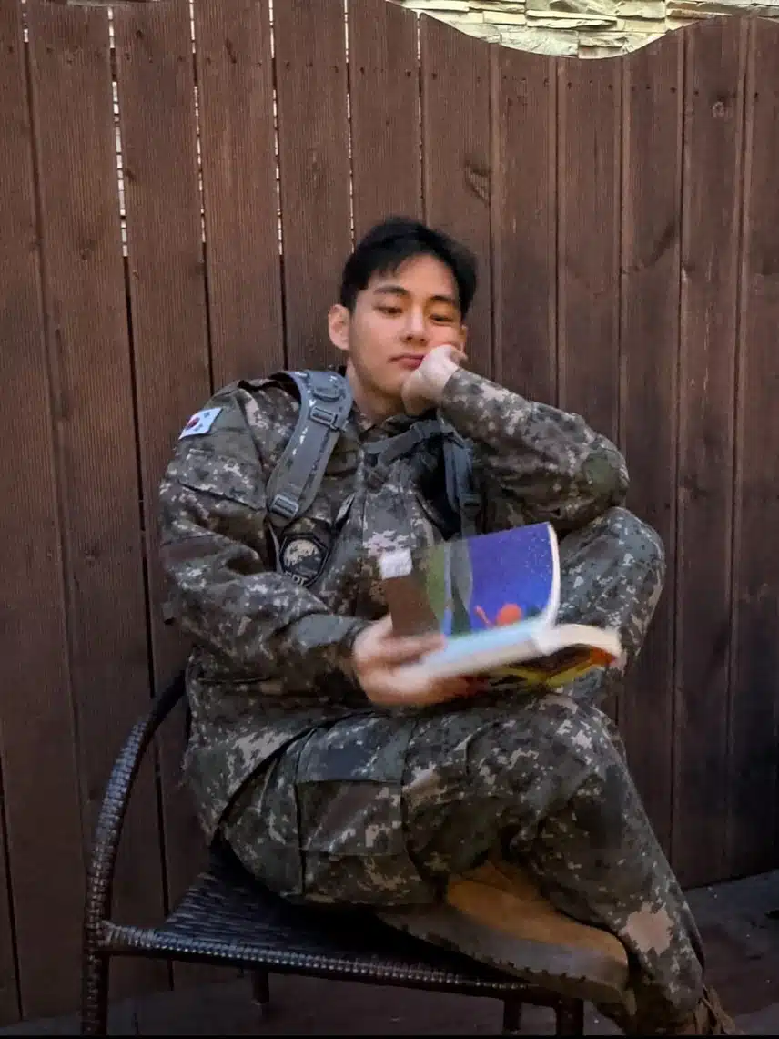 느낌 완전 좋은 뷔 군복입은 일상사진 