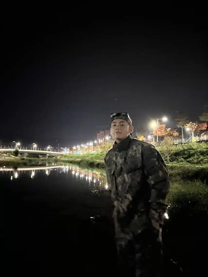 느낌 완전 좋은 뷔 군복입은 일상사진 
