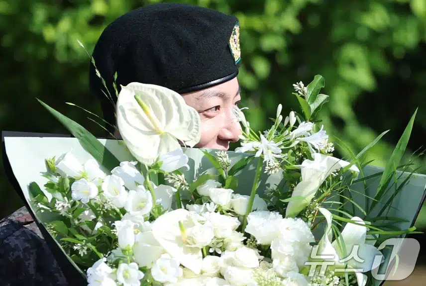 제대 신고식에서 꽃다발 안은 방탄 정국